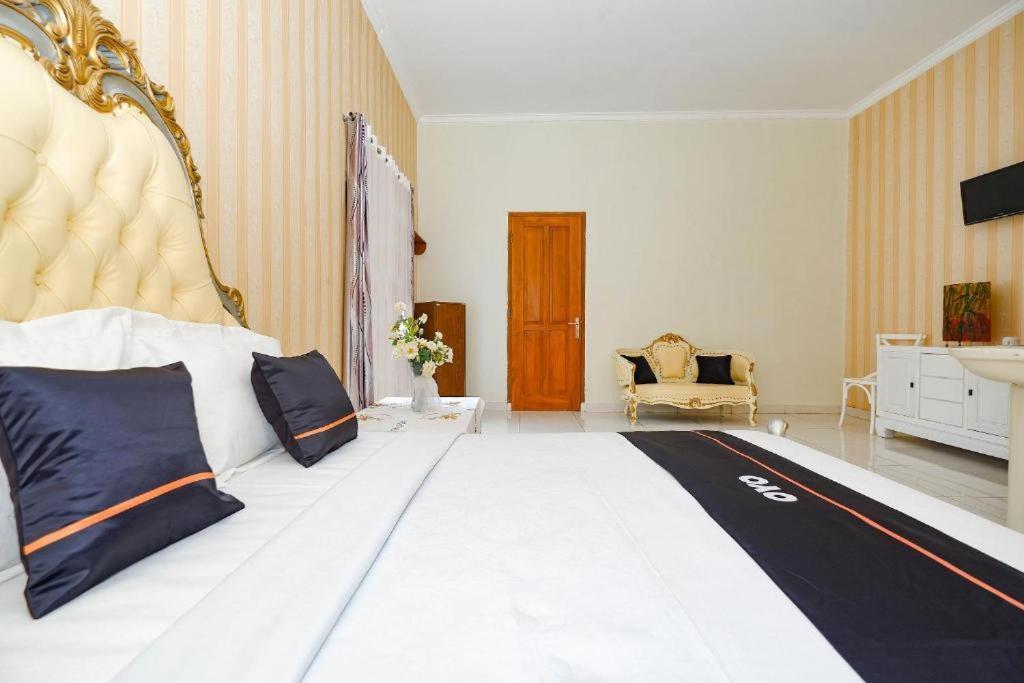 Guest House Gethsemane Salatiga Buitenkant foto