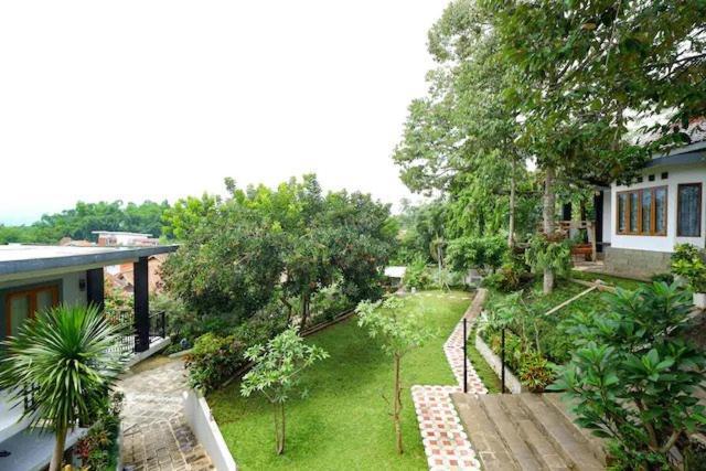 Guest House Gethsemane Salatiga Buitenkant foto