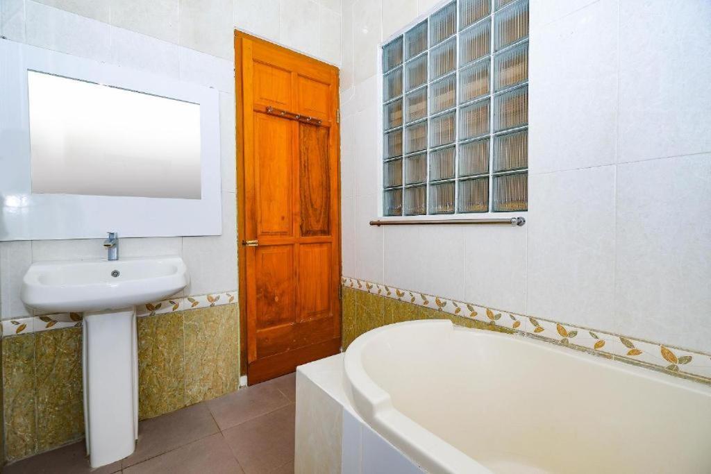 Guest House Gethsemane Salatiga Buitenkant foto